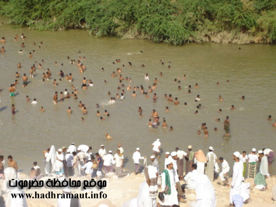 الزائرون ما بين متفرج ومغتسل