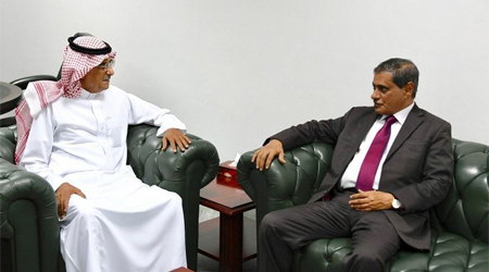 Hadhramout, KSrelief discuss implemented humanitarian projects