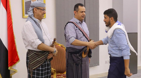 PM performs Eid al-Fiter prayers in Aden