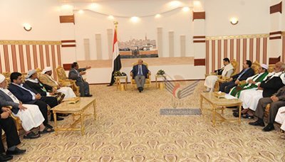 President Hadi meets Hodeidah governor, social figures