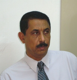 Omaier meets in Seiyoun with  project manager for economic and  