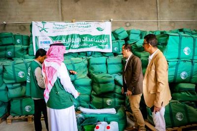  Head of the Emergency Management Committee to Confront TIG Tropical Cyclone Inspects KSrelief Warehouses in Mukalla