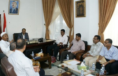 Hadhramaut Governor Chairs a meeting discussing  Mukalla Port 