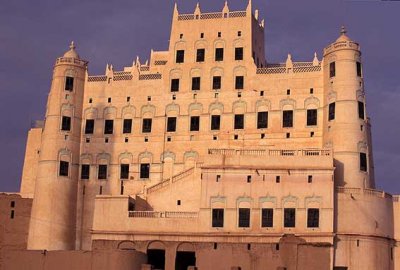 Algerian Minister of Culture leaves Yemen