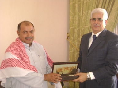     Hadhramout's Governor merits our country Ambassador to Muscat 