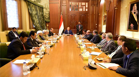 President holds meeting with advisors
