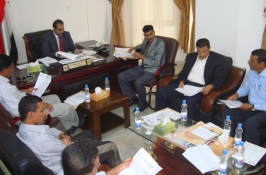 Governor Aldeini chairs Local Authority meeting in Mukalla 