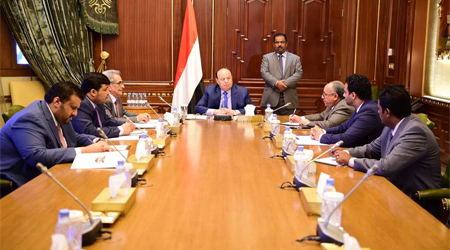 President Hadi urges financial institutions to carry out their constitutional missions