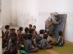 Yemen, USAID discusses efforts of illiteracy eradication  