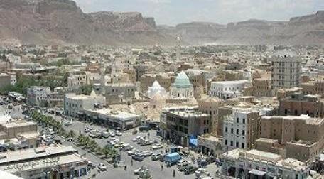 Omaier discusess ways to overcone problems facing  Road projects in Wadi Hadramout   