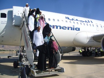 First  flight with pilgrims arrives at Seiyoun airport 