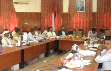 Local Hadhramout discusses a report on work completed  by reconstruction fund    
