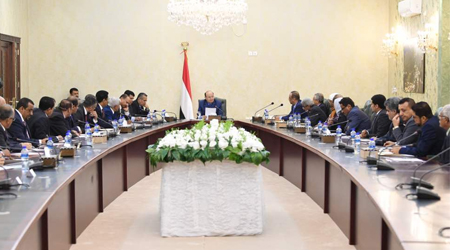 President Hadi presides over cabinet's extraordinary meeting in Aden