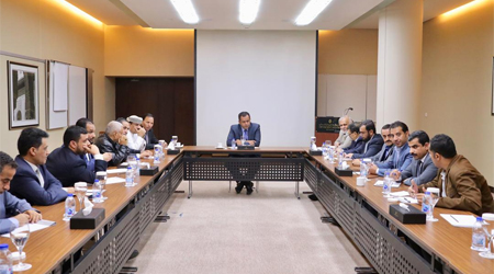 PM meets with leaders of political parties