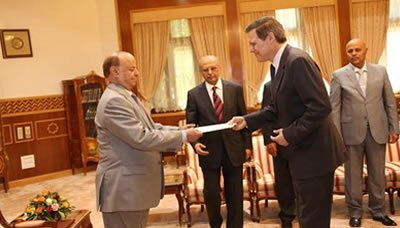 Hadi receives credentials of US new ambassador to Yemen