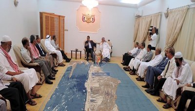 PM reviews obstacles to Aden, Hadramout Universities' development