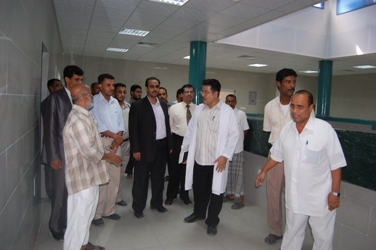 Hadhramout's Governor visits Ibn Sina Teaching Hospital 