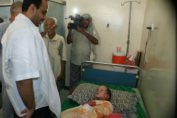 Al-deini visits the ivictime of  in fire that burnt a house in Mukalla 