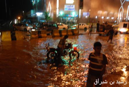 Heavy Rain falls  on Mukalla and  indications of initial flow of flood  from the nearby valleys  