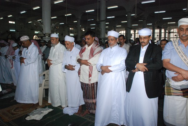 Al-deini performs  Eid Al Fitr prayers with worshipers at 
