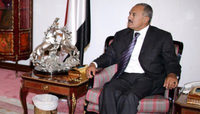 Saleh meets youth participating in supporters' march