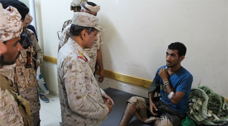 Hadhramout's Al-Bahsani inspects wounded Elite's members by terrorists