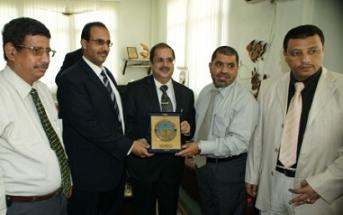 Indian Ambassador visits the faculties of medicine and engineering at the University of Hadramout 