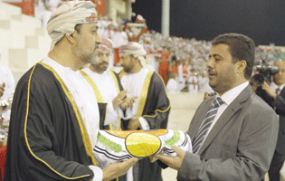 Yemen receives  Gulf Cup flag