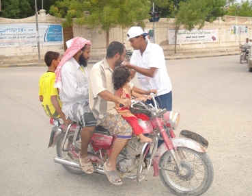 Shabab al-mustakbal distributes breakfast to those fasting 