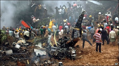 India plane crash in Mangalore leaves about 160 dead