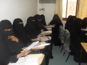 Yemeni Women's Union in coordination with the Red Crescent Society in Wadi Hadramout starts first aid