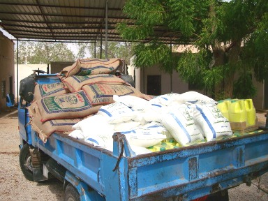 Hadramout's  Governor Launches  distribution of dry food to victims of the floods