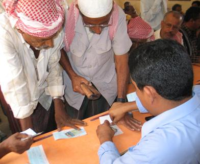 Reconstruction Fund gives compensation - affected  in Ghail Bawazir and  Al-Sheher 