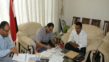 Al-deini signs a contract for  financing three projects in Mukalla