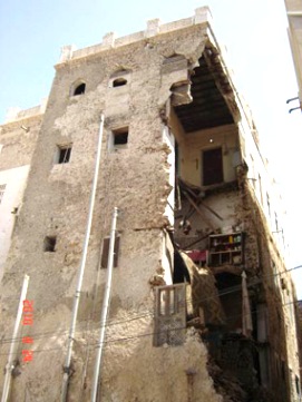 Mukalla Local  Official explains the  problems with Bekeir collapsed houseا