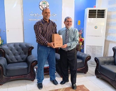 Hadhramout University President Receives the Study “Yemeni Migration – Reciprocal Impacts”