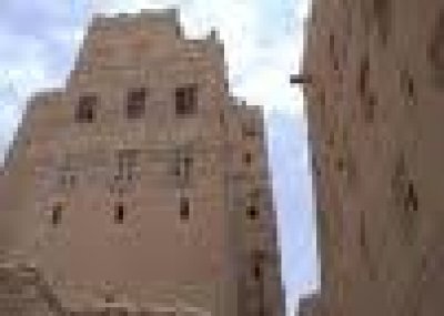 Omaier briefed on American arts on mud buildings