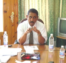 Omeir  discusses the issues of  agricultural cooperative union in Wadi  Hadramout