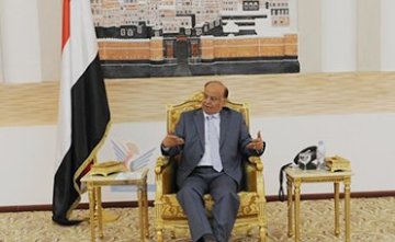 President meets with members of Hadhramaut  Chamber of Commerce   