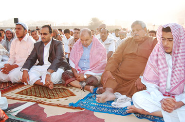 Hadhramout's Governor performs Eid Al-adh'ha prayer in Mukalla  