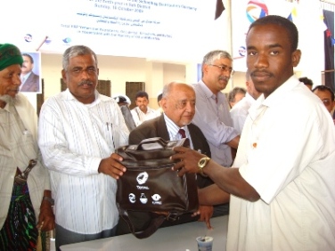 Ministry of Oil, Total Yemen and its partners distributes  school bags to students in Saah 