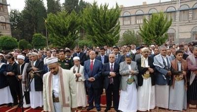 President Hadi performs Eid al-Fitr's prayer