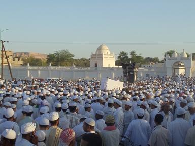 Tarim pays its last respect to  scholar  Muhammad bin Alawi Aidarous (saad) 