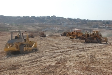  Ba-gutmi   familiarizes himself with settlement at Khalifa City in  Mukalla