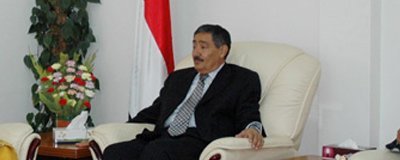 Shura council Chairman meets US ex-ambassador to Yemen