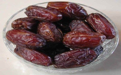 Al-Saleh social  Foundation distributes 160  cartons  of dates to the needy    