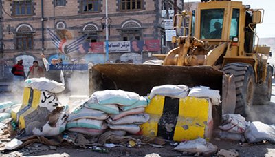 Military committee continues to lift barricades from capital streets
