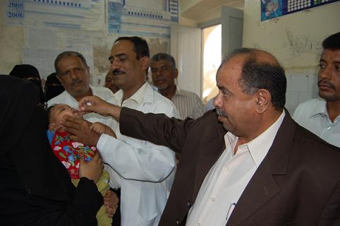 Khanbashi launches vaccination campaign against measles and polio in Mukalla