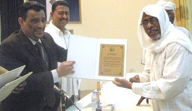 Wagub Hadhramaut Beri Penghargaan Kepada sejumlah Mantan Olahragawan