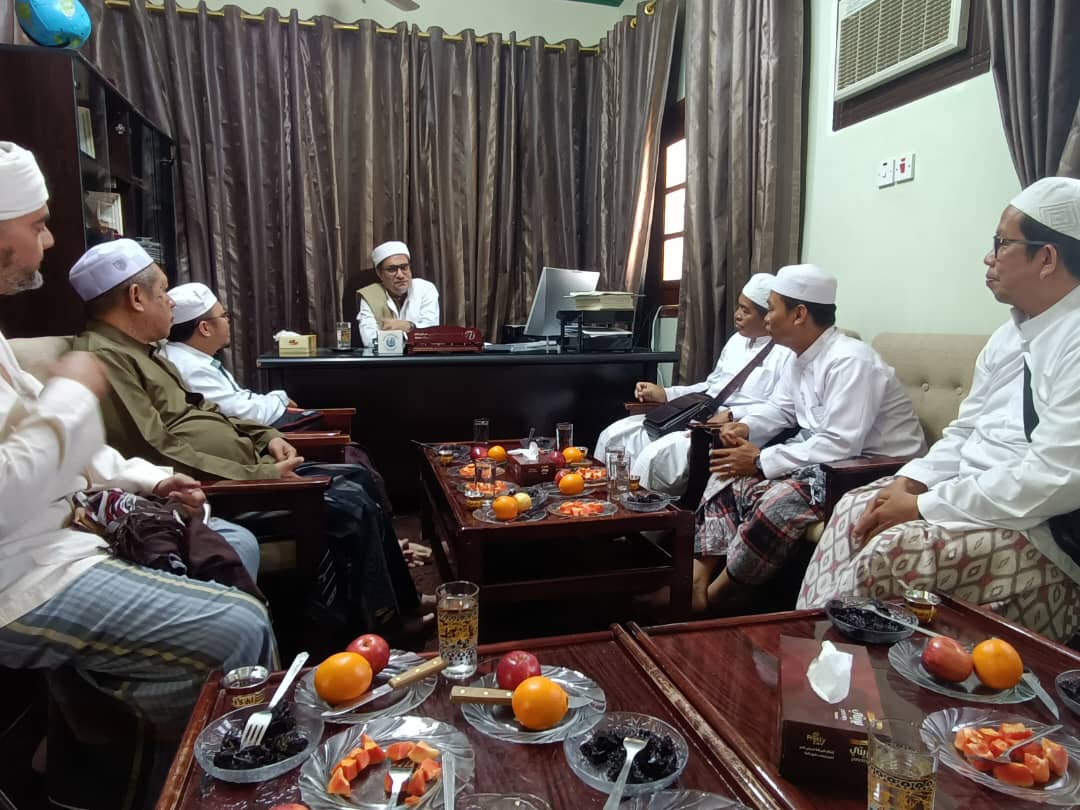 Dekan Fakultas Syariah Universitas Al-Ahgaff Sambut Kedatangan Ketua Majelis Ulama Indonesia Hulu Sungai Selatan Kal Sel